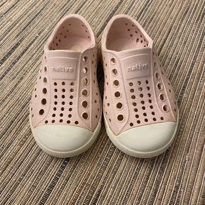 Toddler 5 light pink native shoes